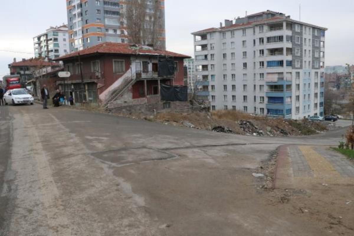 Şoför, yolcu tarafından vuruldu; kontrolden çıkan minibüs, boş araziye girdi