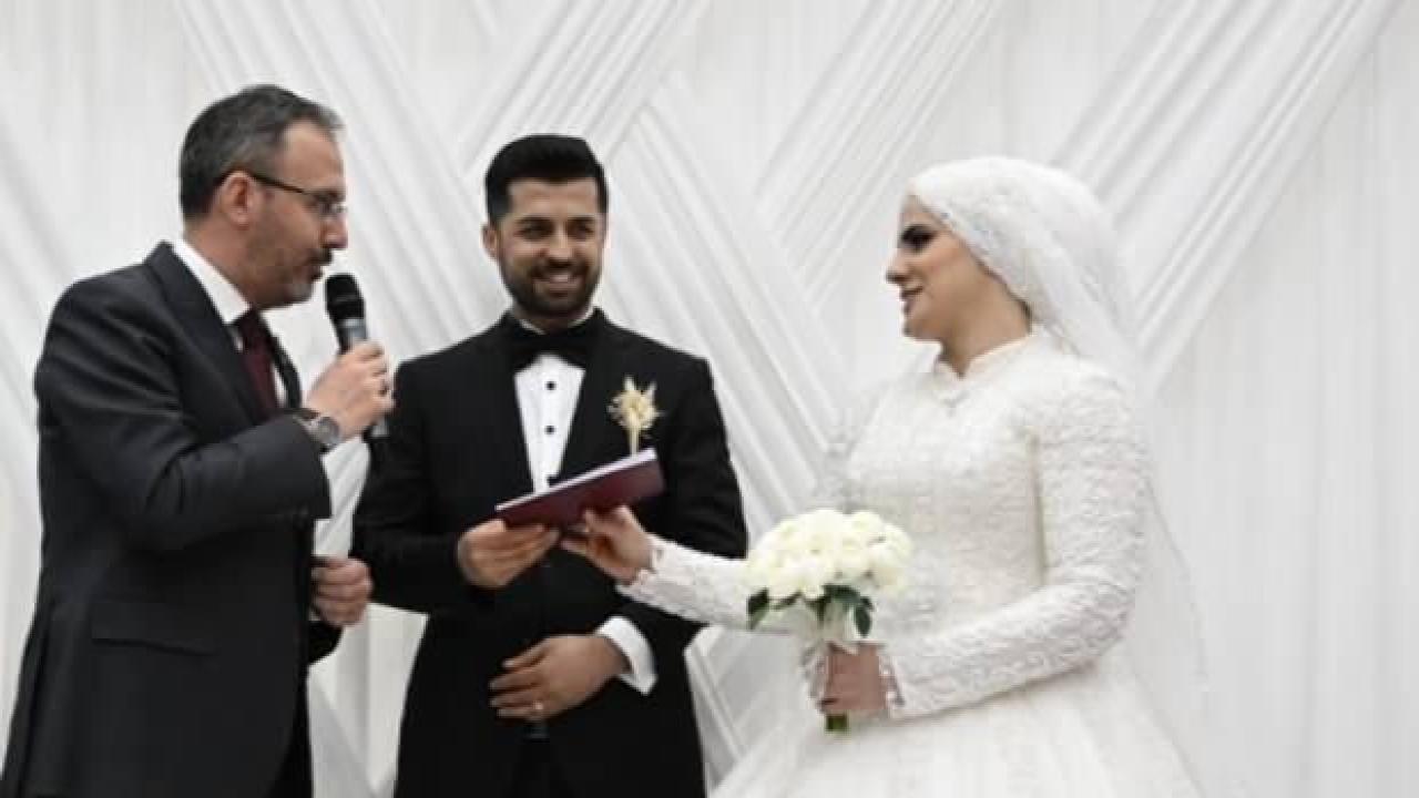 Bakan Kasapoğlu, GSB yurdunda kalan depremzedelerin nikâh şahidi oldu