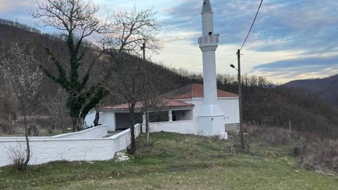 Batı Trakya'da bir kişi camiye girerek Kur’an-ı Kerimleri yırttı