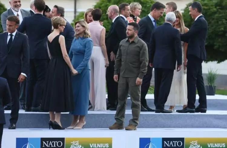NATO zirvesinde dikkat çeken görüntü!