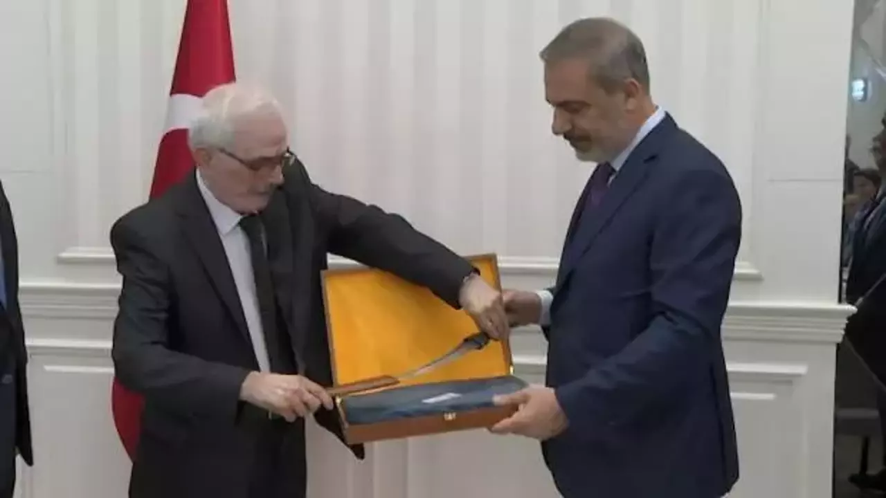 Bakan Fidan’a 120 yıllık Osmanlı kaması hediye edildi