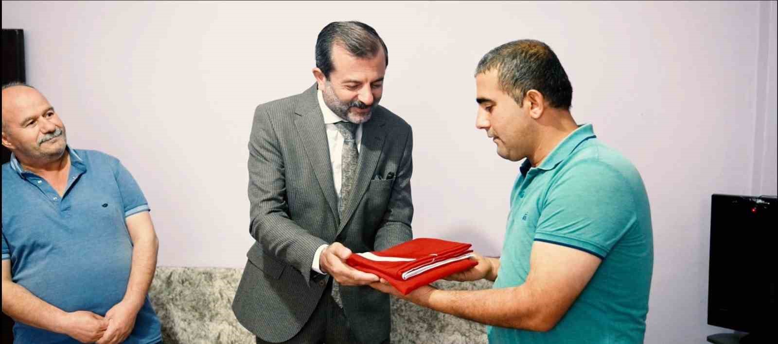 Başkan Işık’tan Akyol ailesine bayrak hediyesi