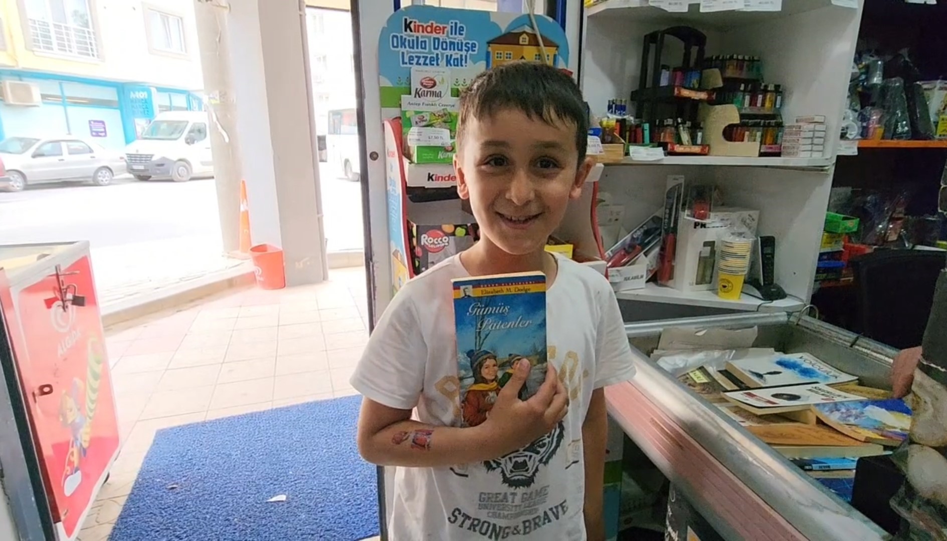 Bursa'da bu markete çocuklar kitap okumak için geliyor
