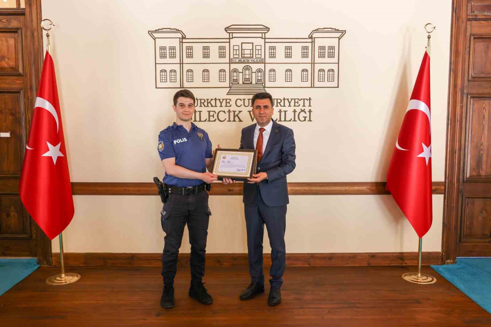 İzin Gününde Hırsız Yakalayan Polis Memuru Başarı Belgesi Aldı