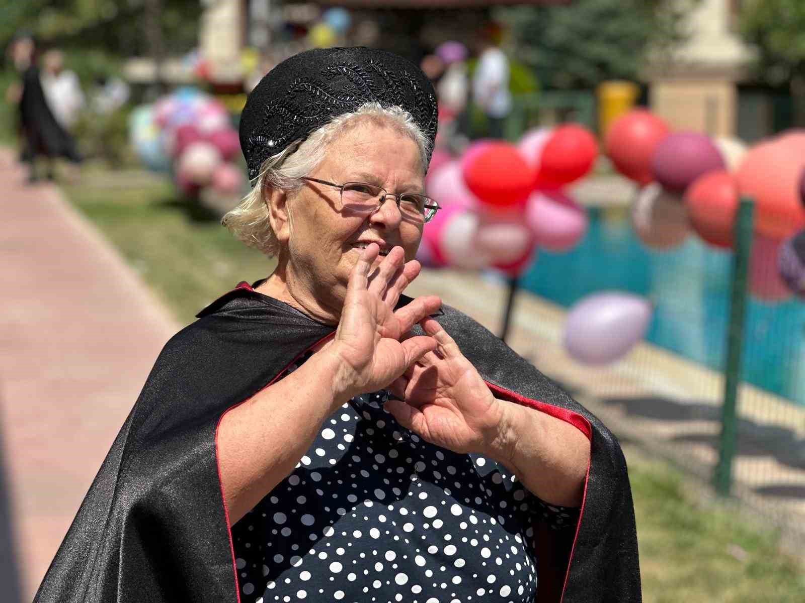 Cumhuriyet Dönemi Şapkaları Defilesi !
