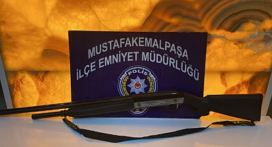 Babasının av tüfeğiyle ateş açıp sosyal medyada paylaştı, kısa sürede yakalandı