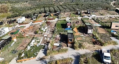 Bursa'da kaçak '63 tiny house'a kepçe vuruldu