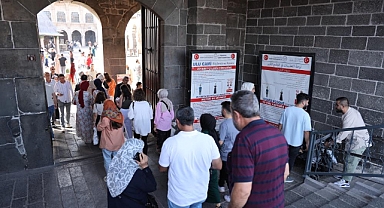 Bursa'dan sonra Diyarbakır Ulu Cami'de yabancı turistler etek giydi