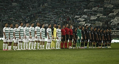 Bursaspor taraftarları öldürülen kadınların isimleri yazılı pankart açtı