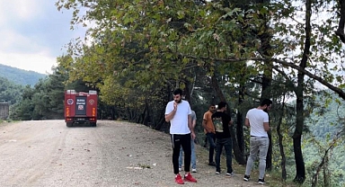 El frenini çekmeyi unuttuğu otomobil uçurumdan uçtu
