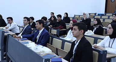 Liseli gençler merkez mecliste gündemi değerlendirdi