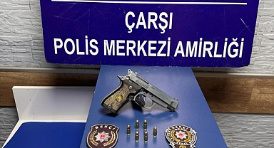 Ruhsatsız tabancayla gezen ve 15 yıl hapisle aranan suç makinası, gece kartallarından kaçamadı