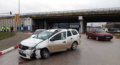 2 otomobil çarpıştı, 2 kişi yaralandı