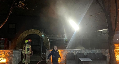 Bursa'da 2 katlı otelin çatısında yangın: Alevler geceyi aydınlattı