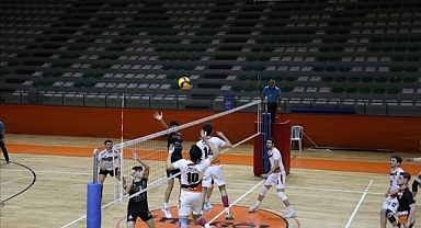 İnegöl Belediyespor set vermedi