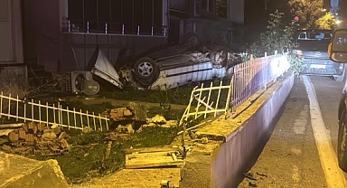 Kontrolden çıkan otomobil sitenin duvarı aşıp takla attı