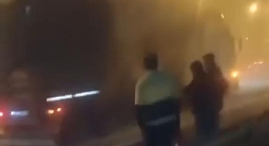 Lastiği tutuşan tırı hızlı müdahale ile kül olmaktan kurtardılar