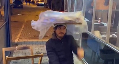 Müziği duyunca dans ederek simit sattı