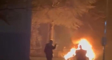 Sitenin duvarına çarpan otomobil alev alev yandı