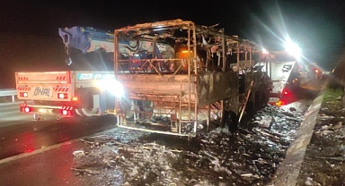 Turist kafilesini taşıyan otobüs alev topuna döndü, facia ucuz atlatıldı