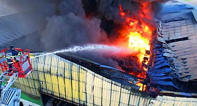 Adana’da geri dönüşüm fabrikasındaki yangın havadan görüntülendi