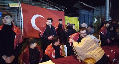 Askere gidecek 21 genç için muhtar program düzenledi