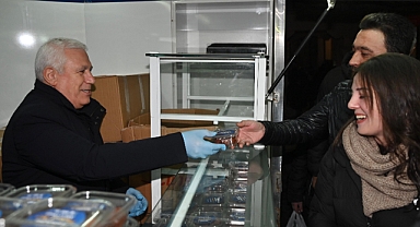 Başkan Bozbey’den Regaib Kandilinde tatlı ve lokma ikramı