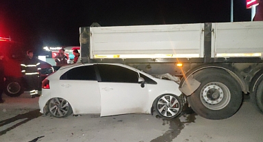 Bursa’da otomobil tırın altına girdi: 2 yaralı