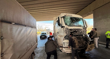 D-100’de iki tır çarpıştı: Sürücü hurdaya dönen araçtan hafif yaralı kurtuldu