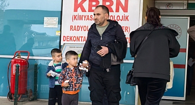 Demir kapıya elini sıkıştıran çocuğun parmağı koptu
