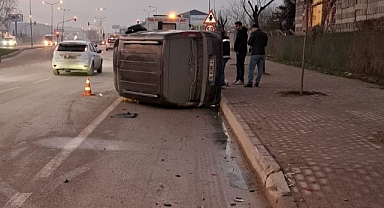 Otomobile çarpan ticari araç devrildi