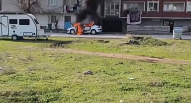 Park halindeki araç alev topuna döndü