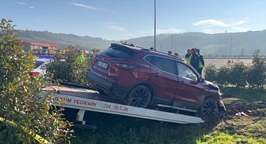 Polisten kaçan sürücü önce polis aracına sonra direğe çarptı