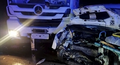 Sinop'ta otomobille tır çarpıştı: 2 ölü, 2 yaralı