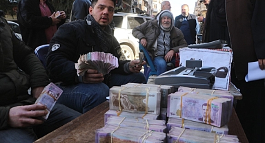 Suriye'de sarraflar sokaklarda döviz bozuyor