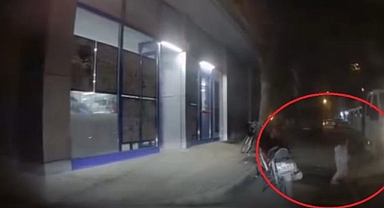 Yola aniden fırlayan minik kız, otomobilin altında kalmaktan kıl payı kurtuldu