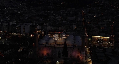 626 yıllık Ulu Cami'ye Ramazan mahyası asıldı.