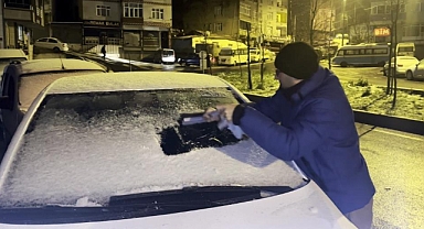 Araç camları buz tuttu