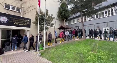 Bursa'da kaçak göçmen operasyonu: 47 göçmen yakalandı, 4 şüpheli gözaltına alındı