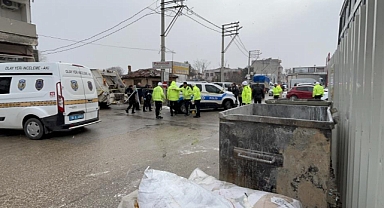 Çöp kamyonunun altında kalan yaşlı kadın hayatını kaybetti