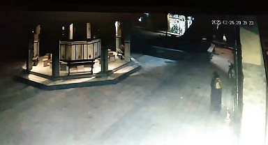 Devrilen çınarın altında kalmaktan son anda kurtuldu