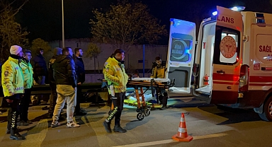 Direksiyon hakimiyetini kaybeden motosiklet sürücüsü bariyerlere çarparak ağır yaralandı