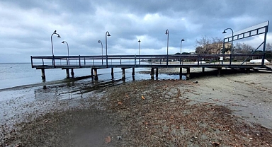 Erdek ve Kapıdağ Yarımadası'nda deniz çekildi