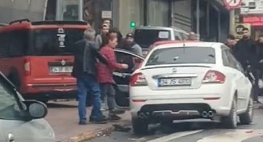 Esenyurt’ta kocasına sinirlenen kadın, arabayı çekiçle pert etti