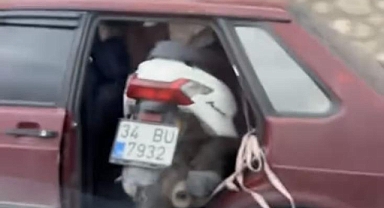 Kapısız araçta motosiklet taşıdı, gören dönüp bir daha baktı