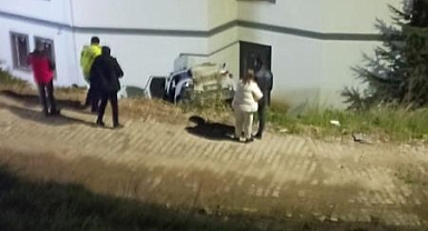 Kontrolden çıkan otomobil park halindeki aracın üzerine uçtu: 1 yaralı