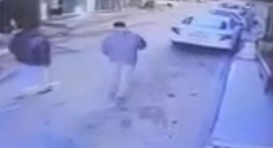 Kurşunlardan kaçmak için araç etrafında ring attı...Silahlı saldırı kamerada