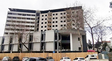 Mudanya'da 100 dükkanın yer aldığı iş merkezinin yıkımına başlandı