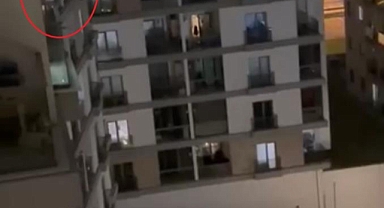 Sinir krizi geçirdi, ne var ne yok camdan aşağı attı