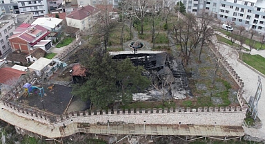 Yangın çıkan tarihi kalenin son görüntüsü yürekleri burktu